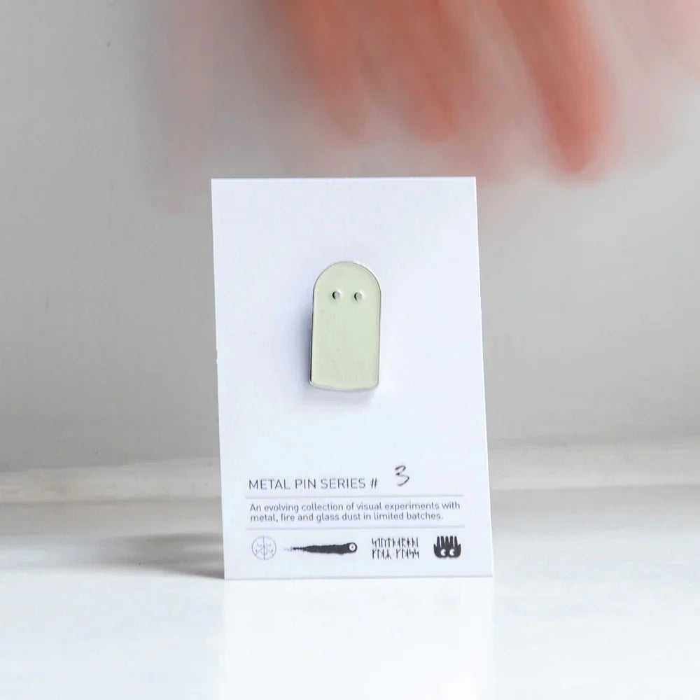 ピンバッジ　Glowing Ghost Light