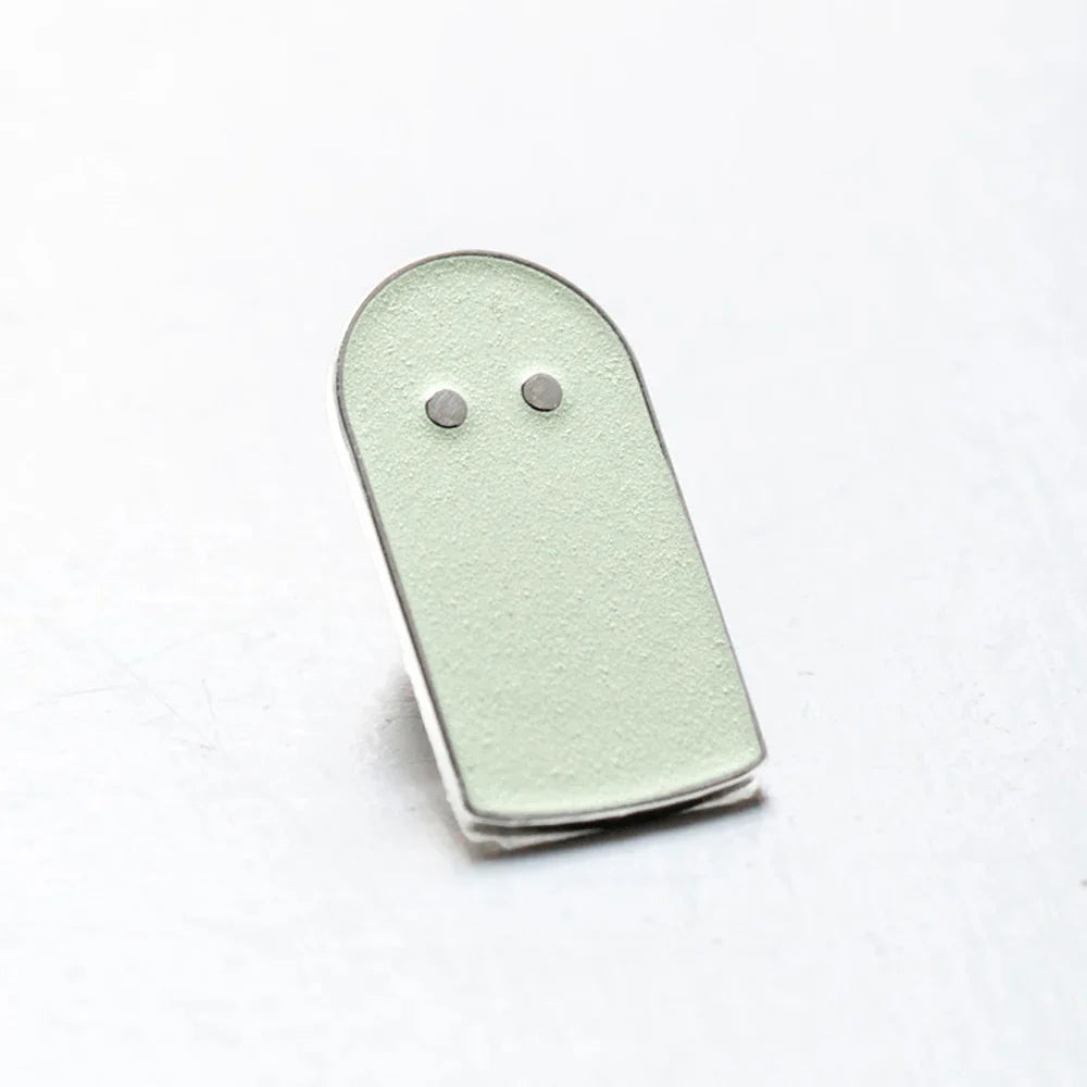 ピンバッジ　Glowing Ghost Light