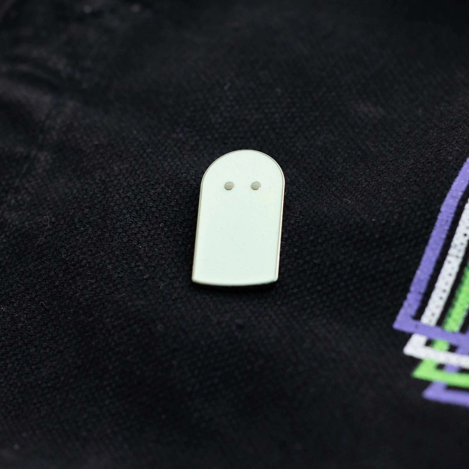 ピンバッジ　Glowing Ghost Light