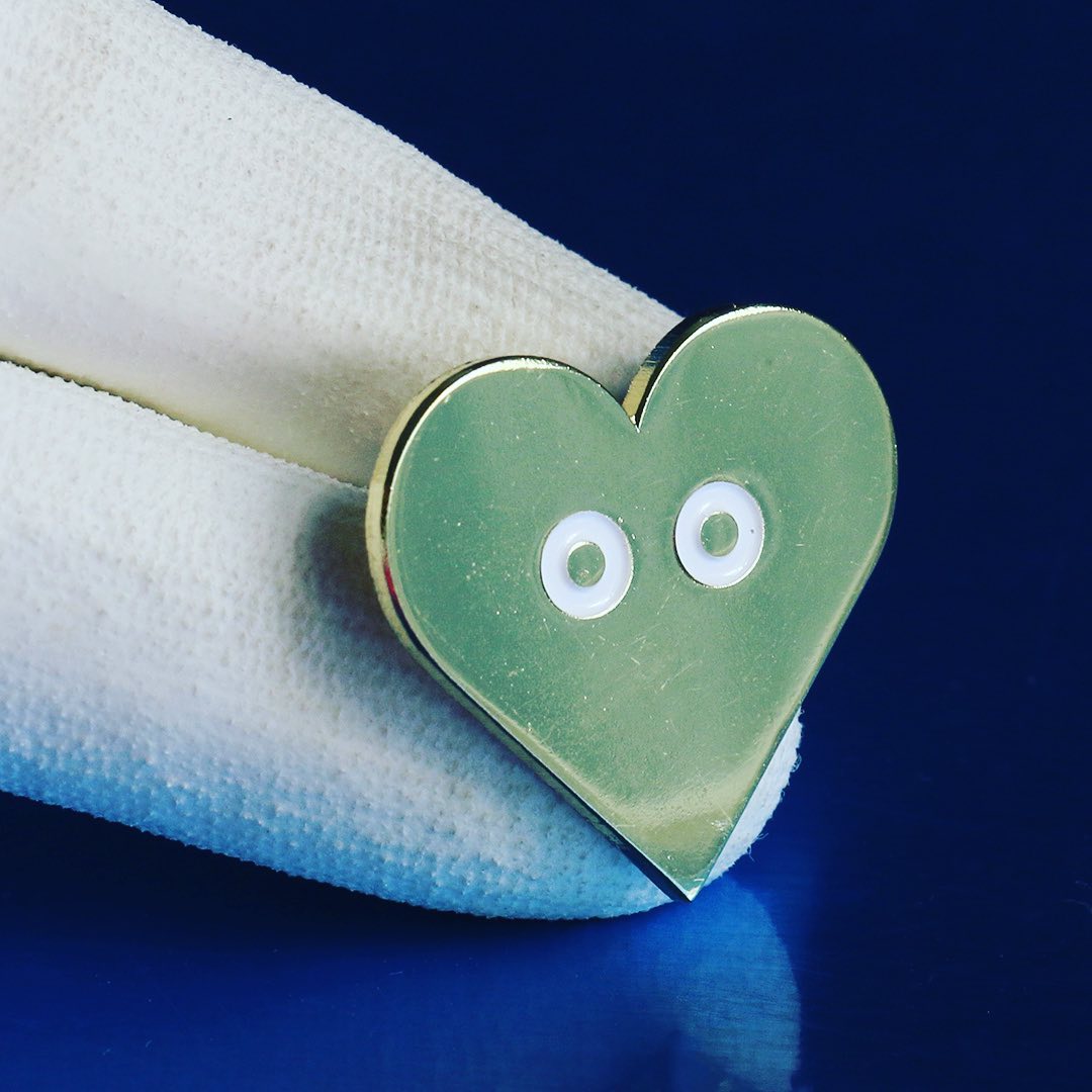 Pin badge, gold heart