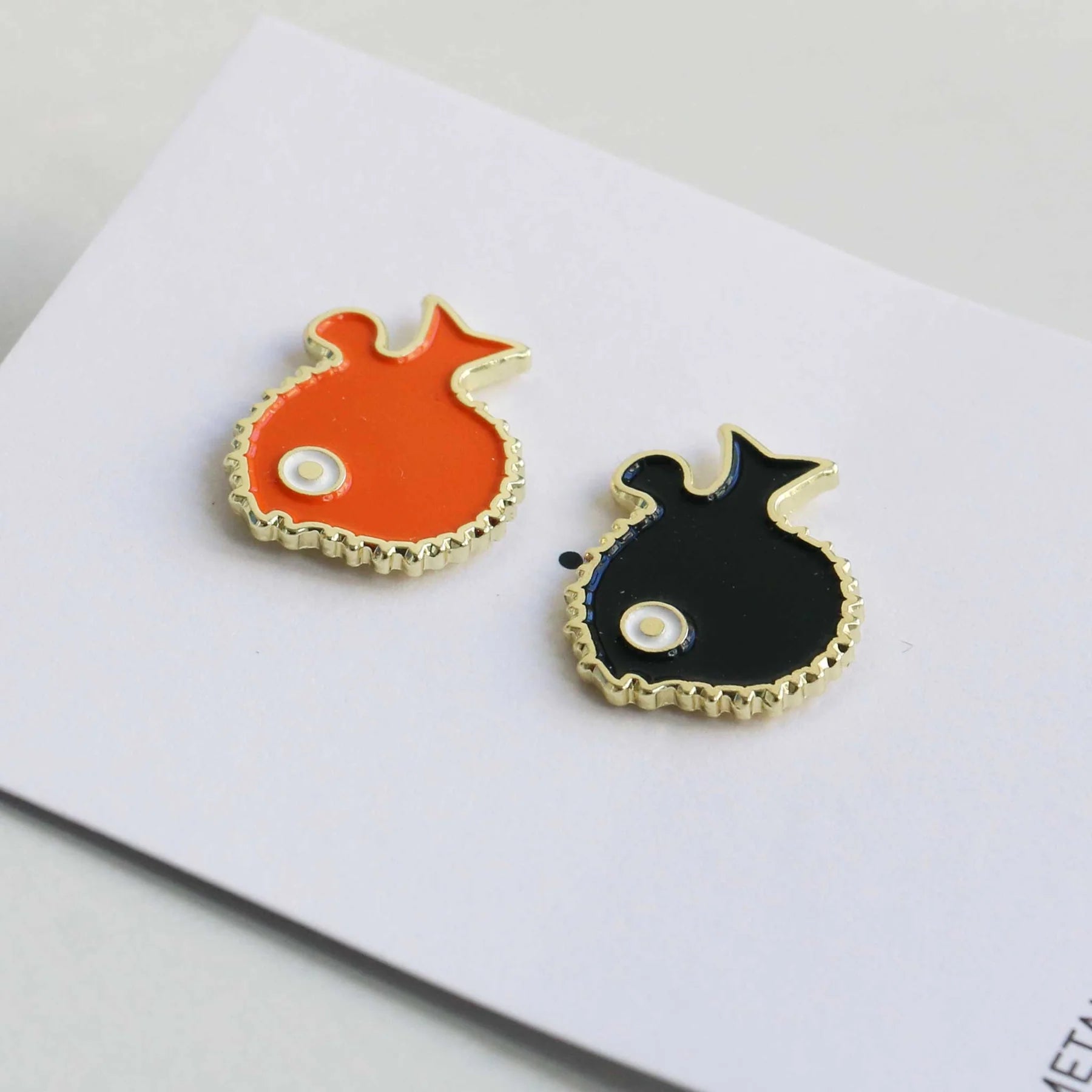 Pin badge: red and black puffer fish