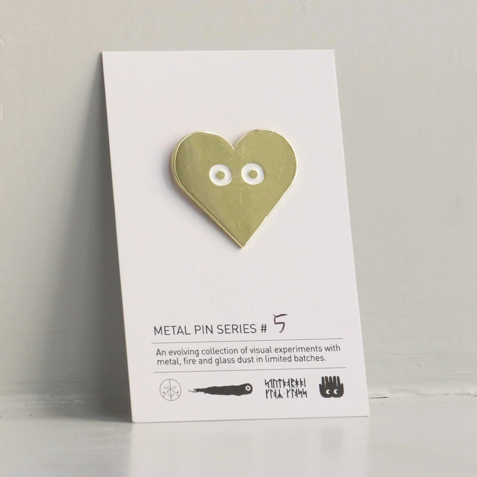 Pin badge, gold heart