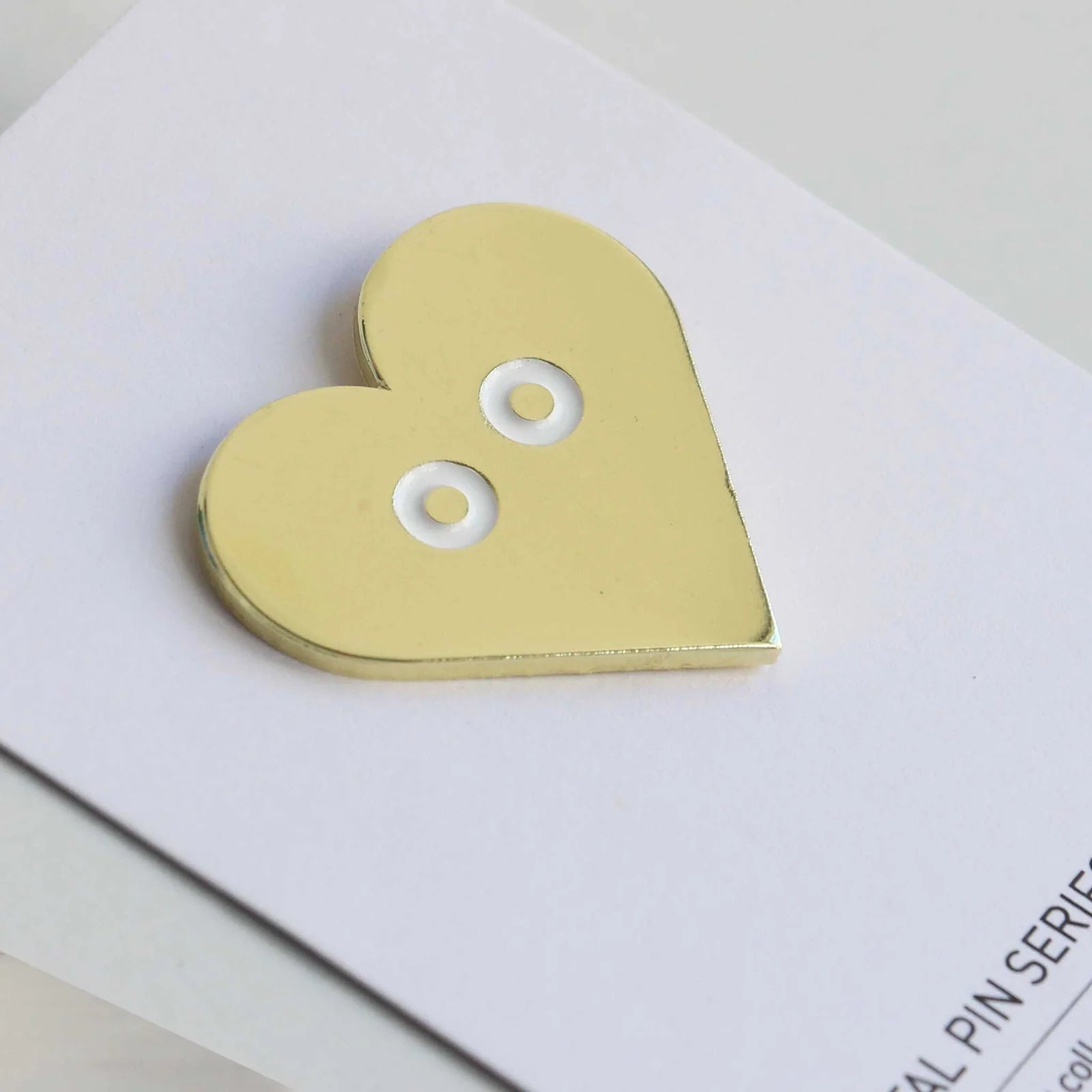 Pin badge, gold heart